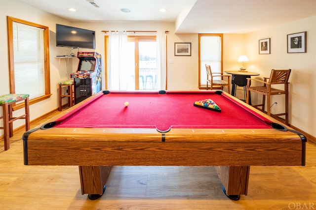 game room featuring light wood finished floors, visible vents, baseboards, and recessed lighting