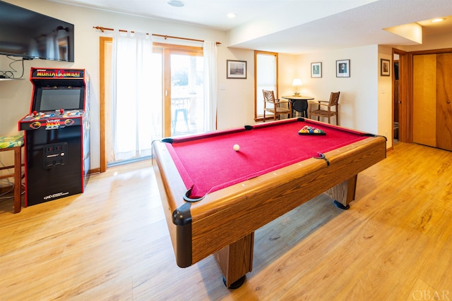 rec room with light wood-type flooring, recessed lighting, and pool table