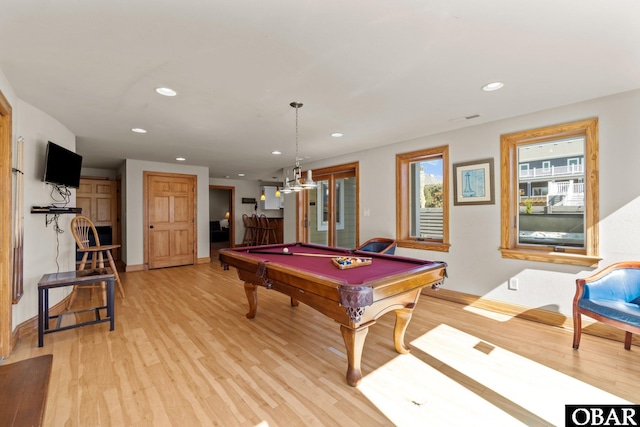 recreation room featuring light wood-style flooring, recessed lighting, billiards, visible vents, and baseboards