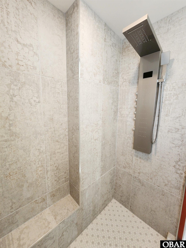 bathroom featuring tiled shower