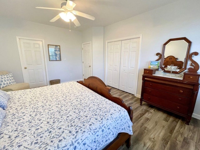 bedroom featuring wood finished floors, ceiling fan, baseboards, and a closet