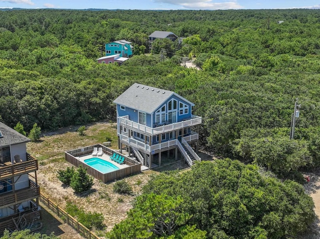 birds eye view of property featuring a forest view