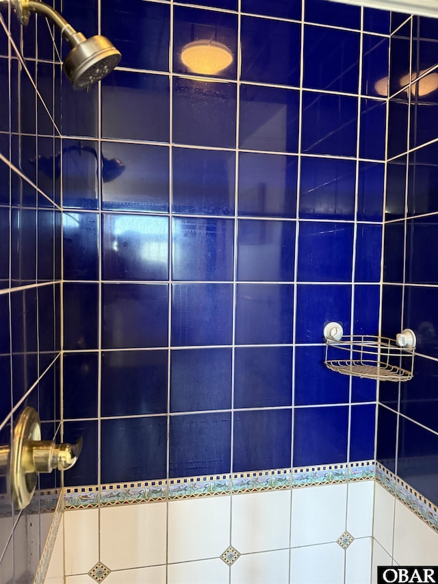 full bath with tiled shower