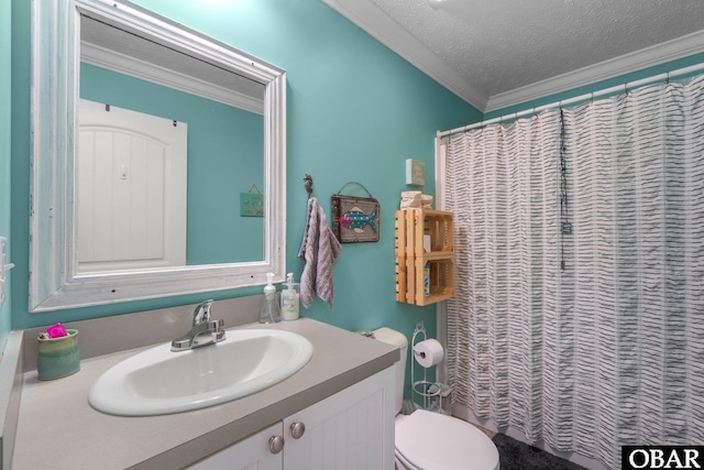 full bathroom with a textured ceiling, toilet, a shower with shower curtain, crown molding, and vanity