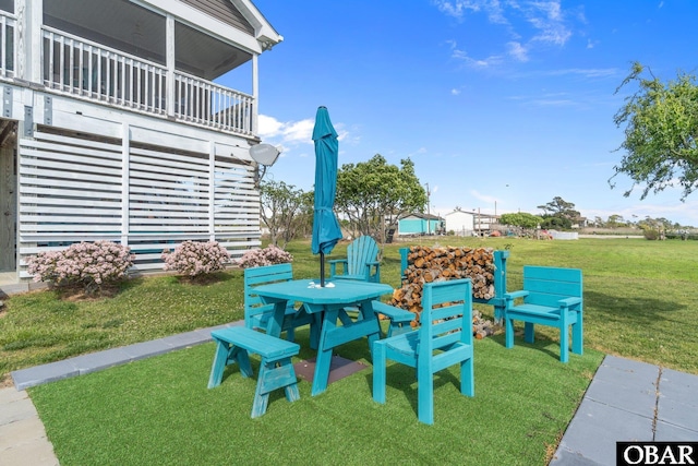 exterior space featuring outdoor dining area