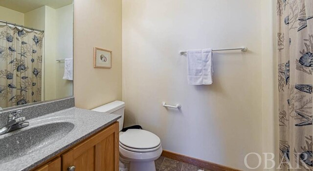 full bathroom featuring toilet, tile patterned floors, vanity, baseboards, and a shower with curtain