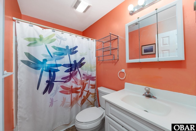 full bath with visible vents, vanity, toilet, and a shower with curtain