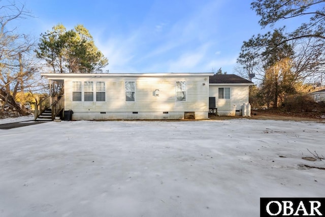 view of front of property featuring crawl space