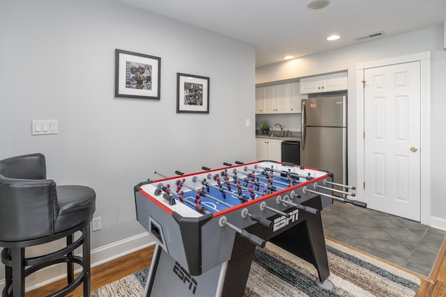 game room featuring a sink, visible vents, baseboards, and recessed lighting