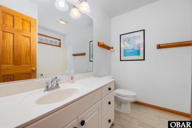 bathroom featuring baseboards, toilet, a shower with curtain, an inviting chandelier, and vanity