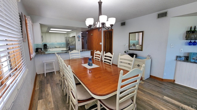 dining area featuring dark wood-style flooring, visible vents, and radiator heating unit