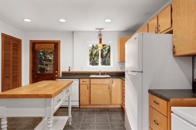 kitchen featuring white appliances, visible vents, a sink, and recessed lighting