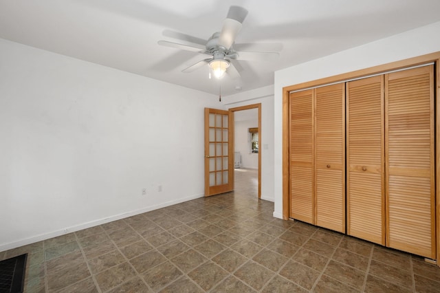 unfurnished bedroom featuring a ceiling fan, a closet, visible vents, and baseboards