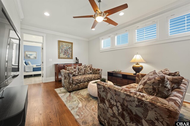 living room with recessed lighting, baseboards, wood finished floors, and ornamental molding