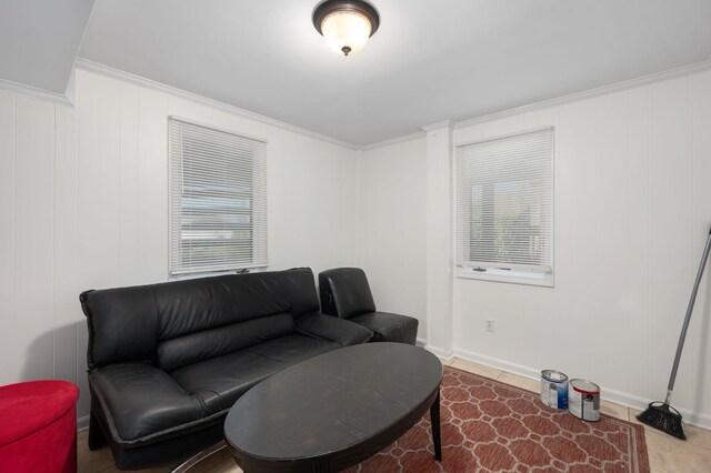 sitting room with crown molding and baseboards