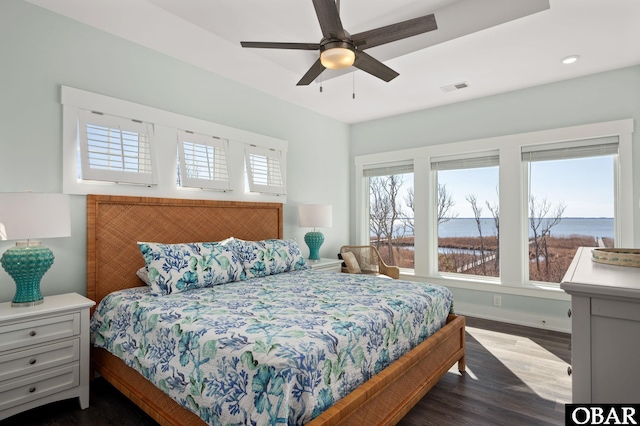 bedroom with dark wood-style floors, recessed lighting, visible vents, ceiling fan, and baseboards