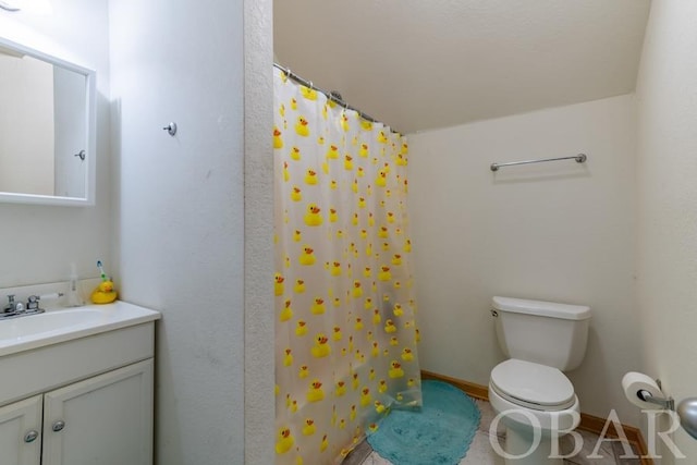 full bathroom featuring baseboards, toilet, vanity, and a shower with shower curtain