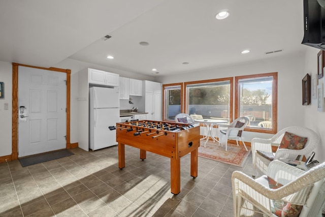 recreation room with baseboards, visible vents, and recessed lighting