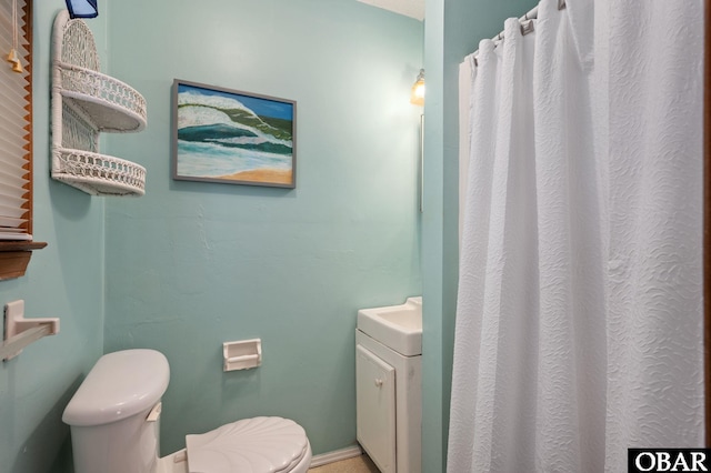 bathroom featuring a shower with curtain, vanity, and toilet