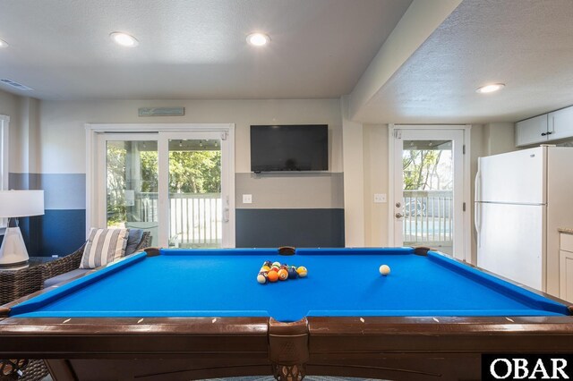 game room with a wealth of natural light, visible vents, and recessed lighting