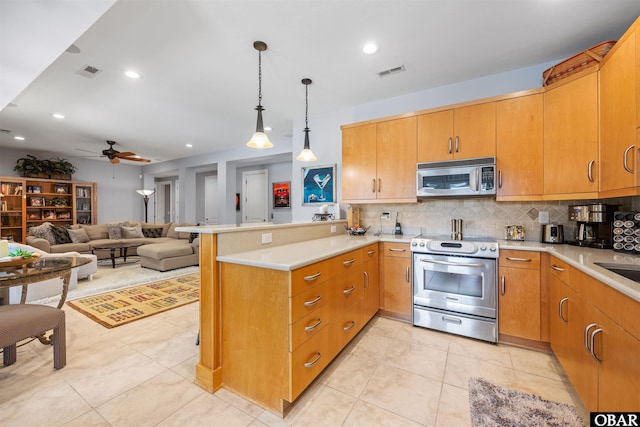 2001 Creek Rd Lot 16, Kitty Hawk, NC 27949 - kitchen featuring stainless steel appliances, a peninsula, a ceiling fan, tasteful backsplash, and light countertops