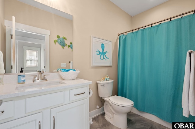 full bathroom with baseboards, a shower with shower curtain, vanity, and toilet