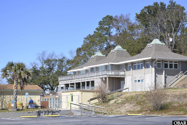 view of front of house featuring a shingled roof