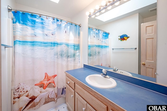 bathroom featuring visible vents, curtained shower, and vanity