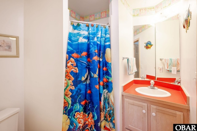 full bath with vanity, a shower with shower curtain, and toilet