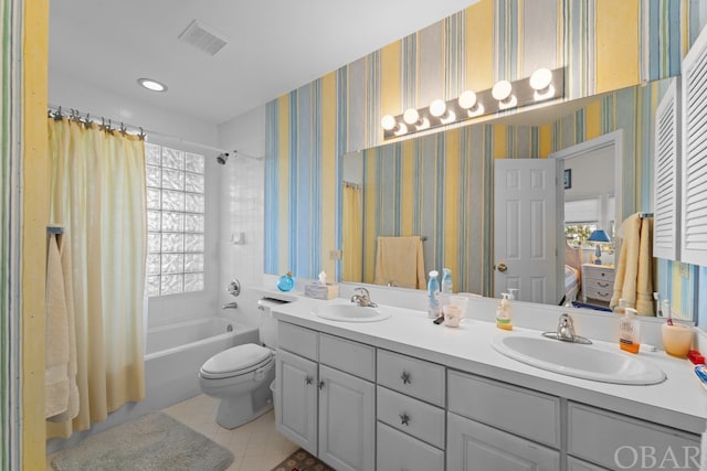 ensuite bathroom with shower / bathtub combination with curtain, a sink, and wallpapered walls