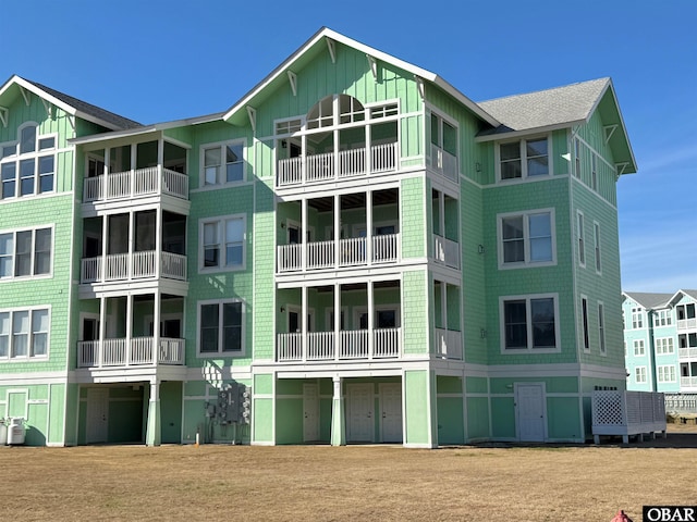 view of building exterior featuring dirt driveway