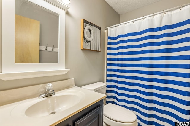 full bathroom featuring a shower with curtain, a textured ceiling, toilet, and vanity