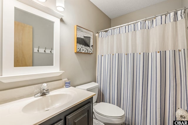 full bathroom featuring toilet, a shower with curtain, a textured ceiling, and vanity