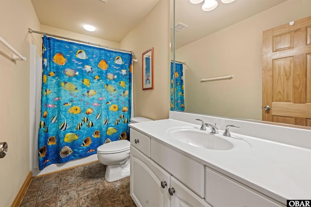 bathroom with vanity, toilet, baseboards, and shower / tub combo with curtain