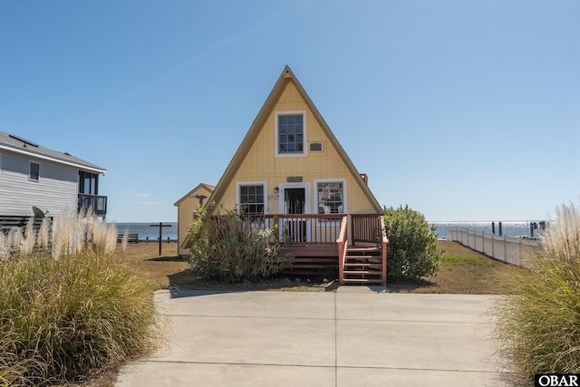 view of front facade featuring a deck and fence