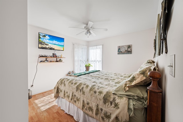 bedroom featuring light wood-style flooring and a ceiling fan