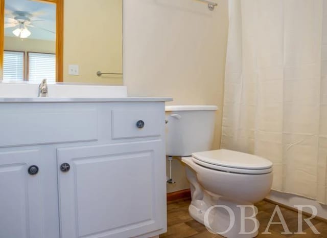 full bath featuring toilet, a shower with shower curtain, a ceiling fan, and vanity