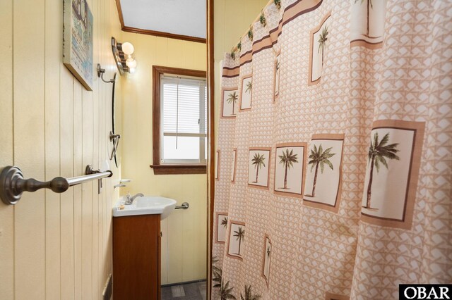 bathroom featuring crown molding