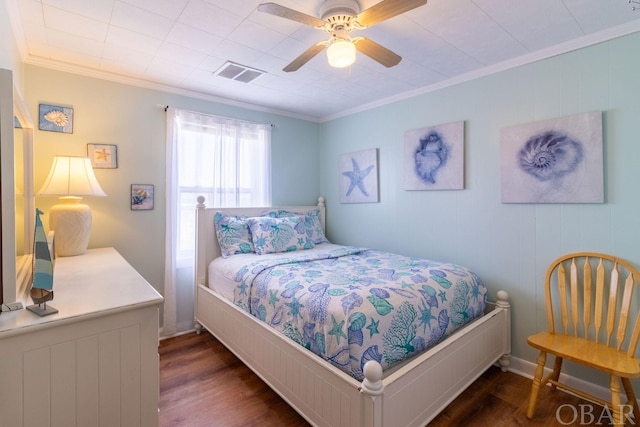 bedroom with baseboards, visible vents, dark wood finished floors, a ceiling fan, and ornamental molding