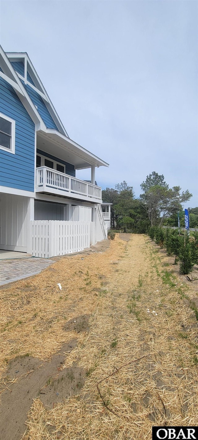 view of yard with a balcony