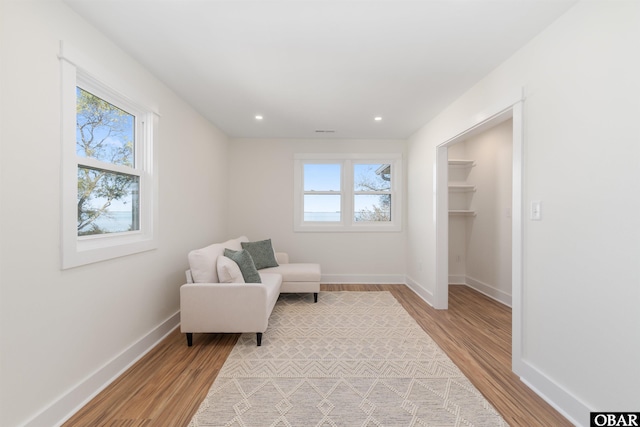 sitting room featuring light wood finished floors, plenty of natural light, recessed lighting, and baseboards