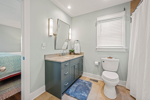 full bath with baseboards, vanity, visible vents, and ensuite bathroom