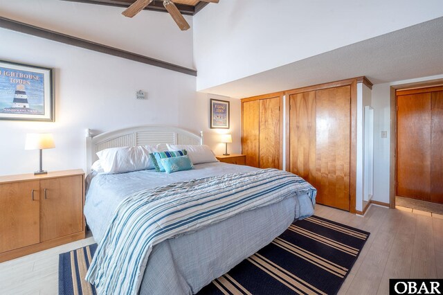 bedroom featuring light wood-style floors, a closet, baseboards, and a ceiling fan