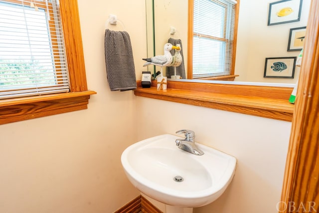 bathroom featuring a sink