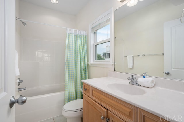 full bathroom featuring shower / tub combo with curtain, vanity, and toilet