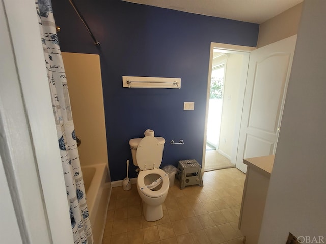 full bathroom featuring toilet, shower / bath combo, baseboards, and vanity