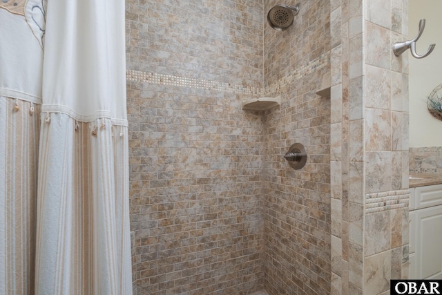 bathroom featuring tiled shower