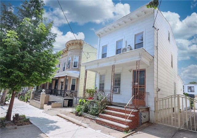 italianate-style house featuring covered porch