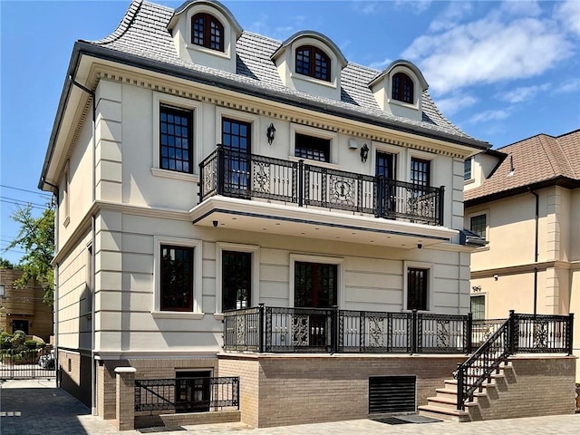 view of front of property featuring a balcony