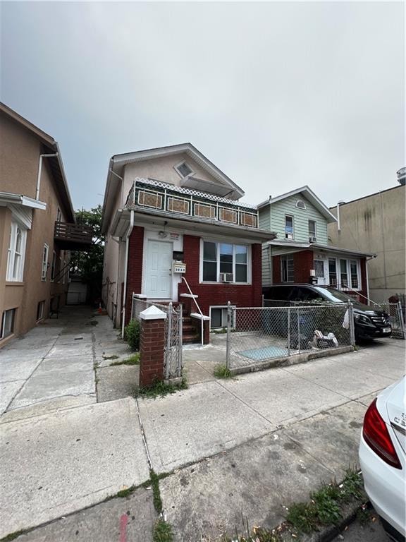 view of front of property with a fenced front yard